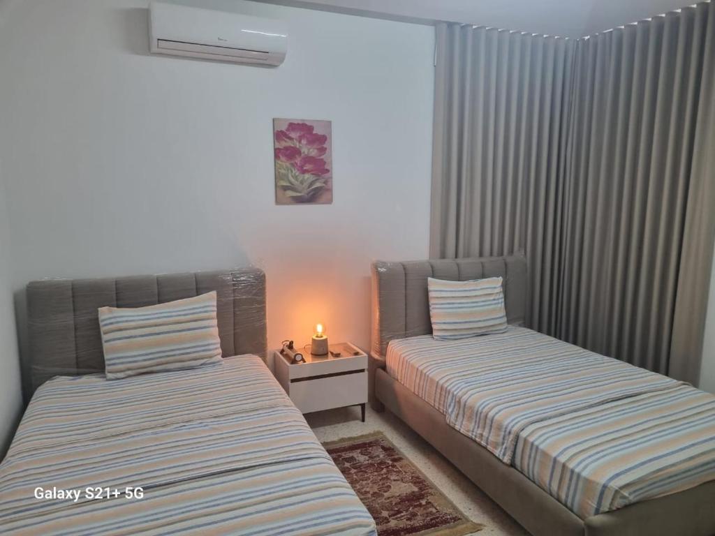Postel nebo postele na pokoji v ubytování chez moi sfax ville