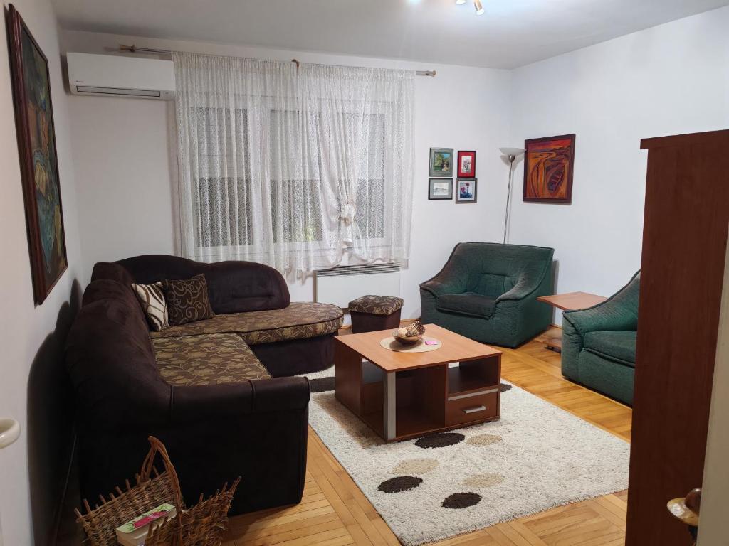 een woonkamer met een bank en een salontafel bij Signorina in Sajmište