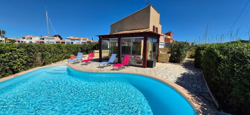 Villa sur l'ile des marinas avec piscine, parking et ponton privé