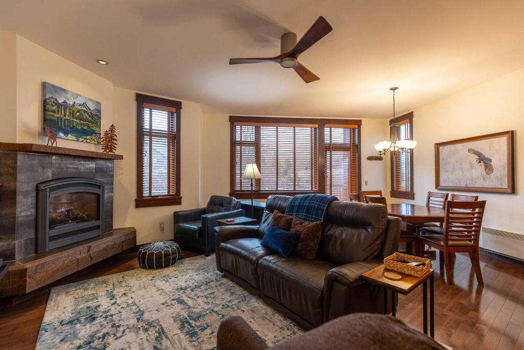 ein Wohnzimmer mit Sofa und Kamin in der Unterkunft Luxurious 901 Condos by Fernie Central Reservations in Fernie