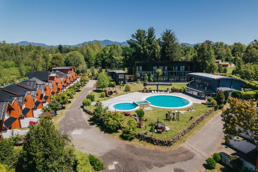 プコンにあるApart Hotel Sol y Lagoのリゾートの空中ビュー(スイミングプール2つ付)