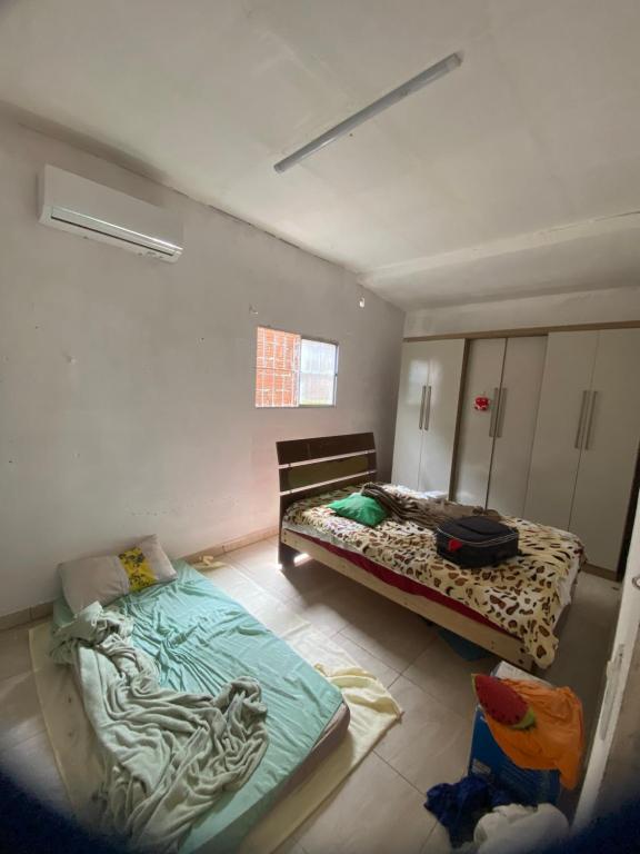 Ένα ή περισσότερα κρεβάτια σε δωμάτιο στο Casa de praia ótima para família