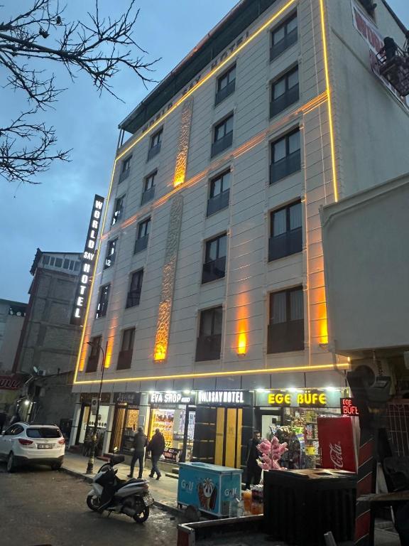 ein großes Gebäude, vor dem ein Roller geparkt war in der Unterkunft world say hotel in Bostaniçi