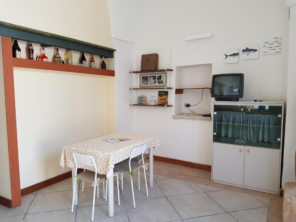 ヴェーリエにあるCasavacanze Salento Spaniの小さなキッチン(テーブル、小型冷蔵庫付)