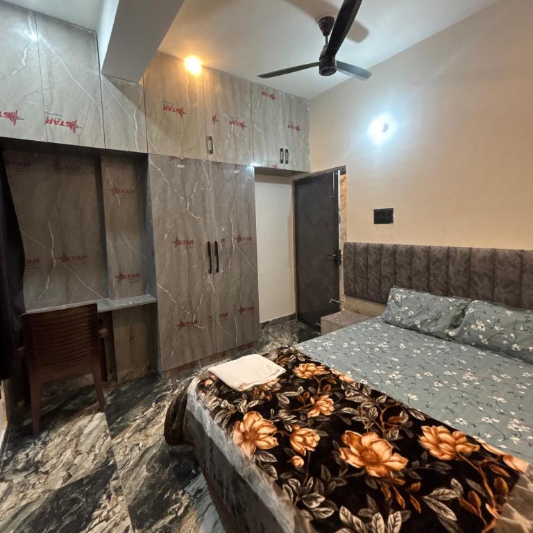 um quarto com uma cama e um ventilador de teto em Nomadic Patna em Patna