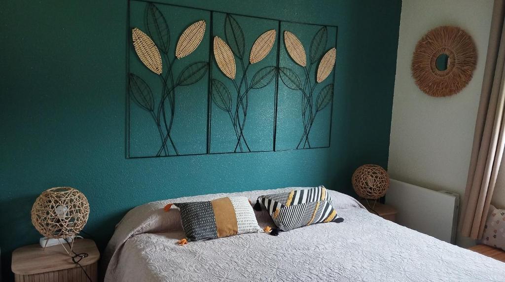 En eller flere senge i et værelse på Chez Marie Lou