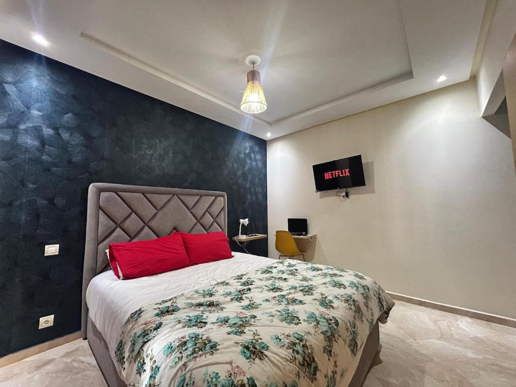 Ένα ή περισσότερα κρεβάτια σε δωμάτιο στο Appartement Bouznika POOL & BEACH