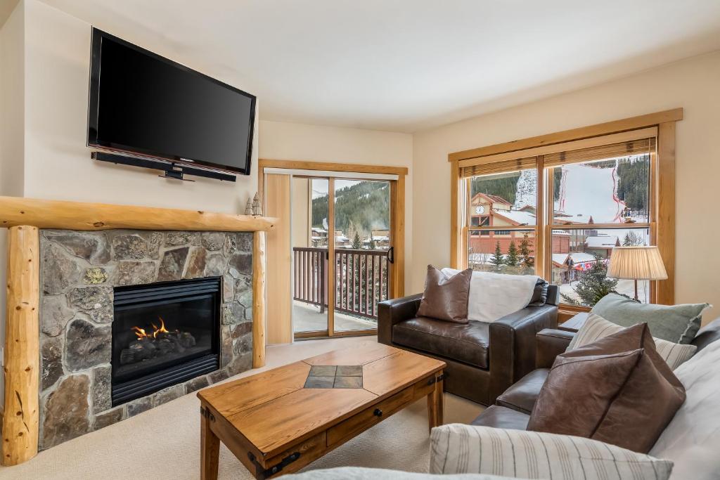 TV a/nebo společenská místnost v ubytování Steps to Superbee Lift with Hot Tubs & Mountain Views