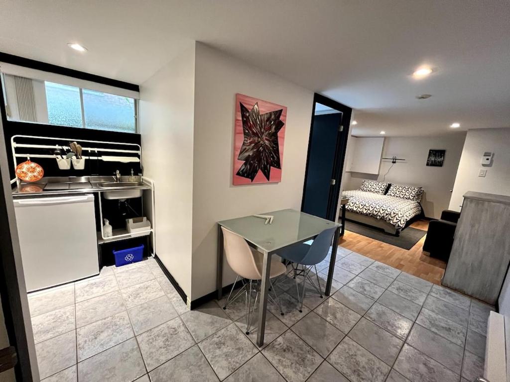 Kuchyň nebo kuchyňský kout v ubytování Charmant petit studio à 15 minutes de Montréal