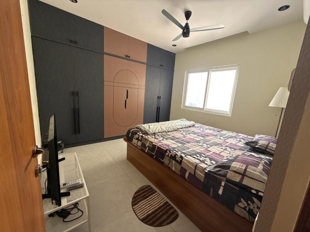 Postel nebo postele na pokoji v ubytování Stunning City The View's Better From Here