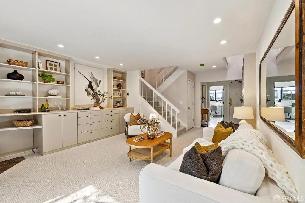 Una sala de estar con un sofá blanco y una mesa. en Modern City View at Lake Merritt - Balcony # 3, en Oakland