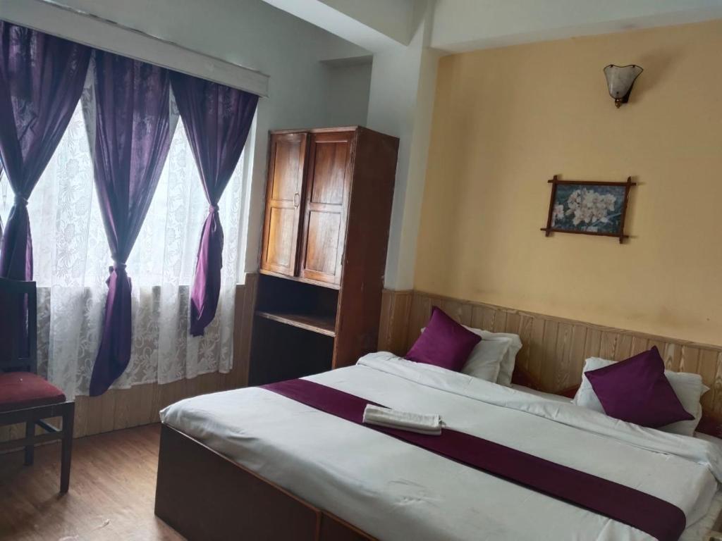 En eller flere senge i et værelse på Hotel View Point Gangtok
