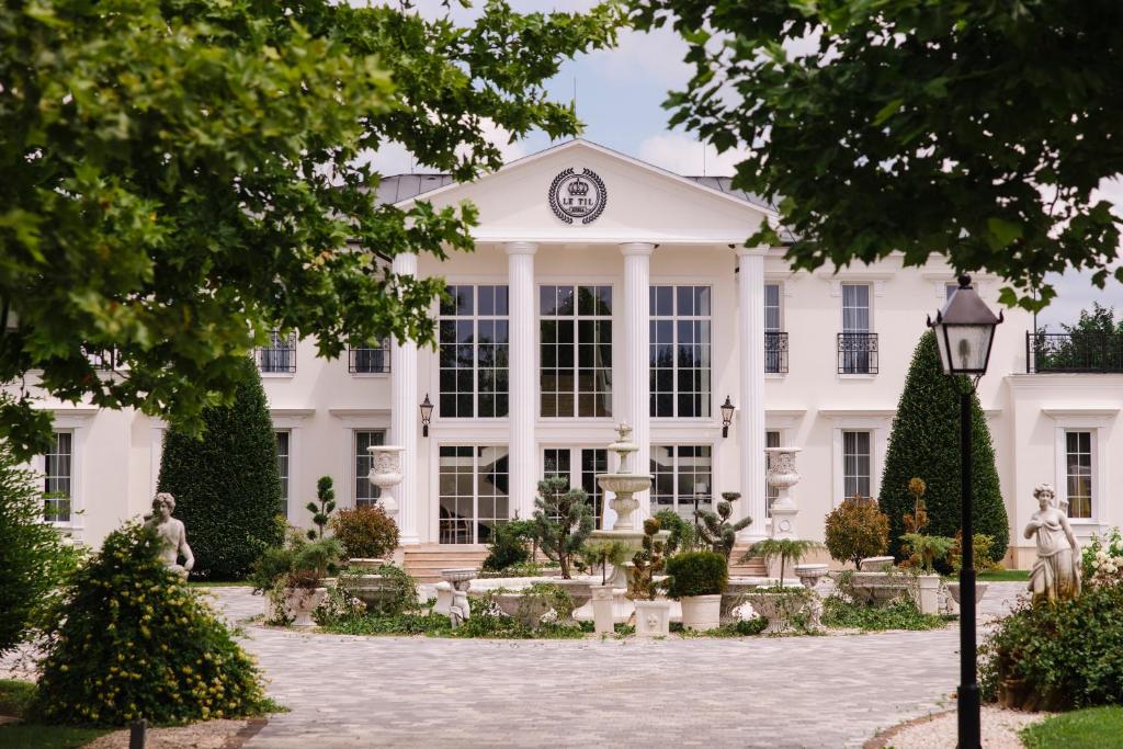 Κήπος έξω από το Le Til Kúria