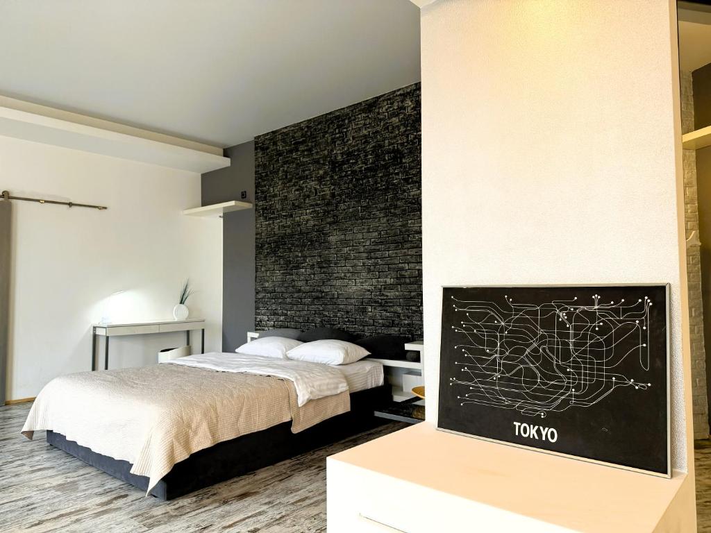 Giường trong phòng chung tại Kyiv Tokyo Apartment