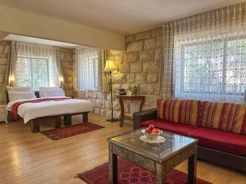 Postel nebo postele na pokoji v ubytování Beit Shalom Historical boutique Hotel