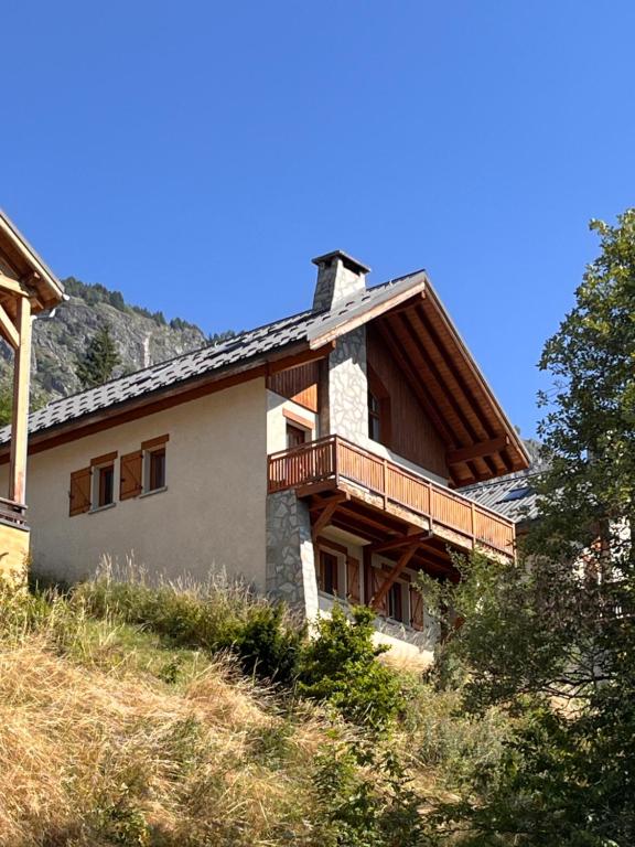 een huis op de helling van een heuvel bij NEW Chalet Le Sabot 12p - Sauna - 90m telecabine in Oz
