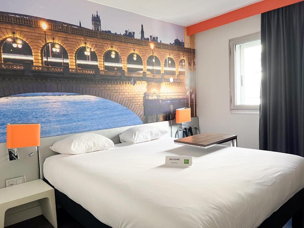 Una cama o camas en una habitación de ibis Styles Paris Tolbiac Bibliotheque