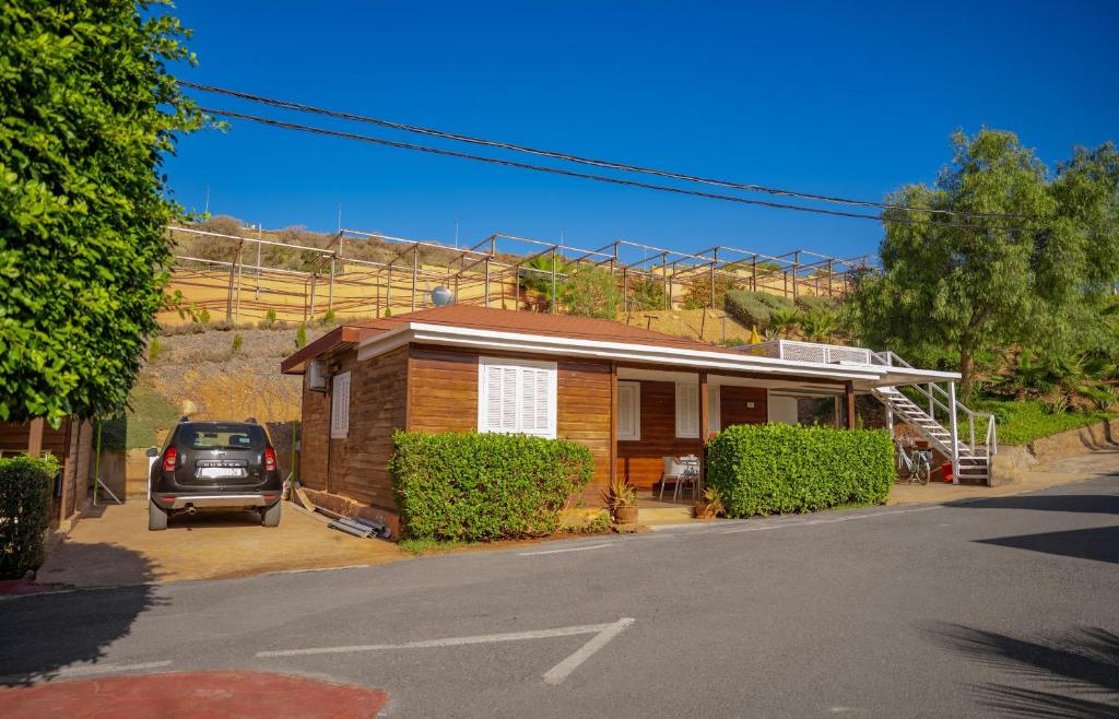 Elegant Family Chalet a Imi Ouaddar Comfort & Calm في أغادير: منزل فيه سيارة متوقفة أمامه