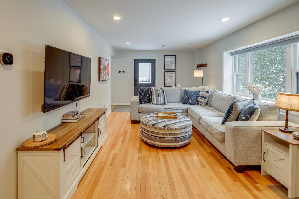 a living room with a couch and a tv at 8 Mi to Dtwn Saratoga Springs Quiet Family Home in Gansevoort