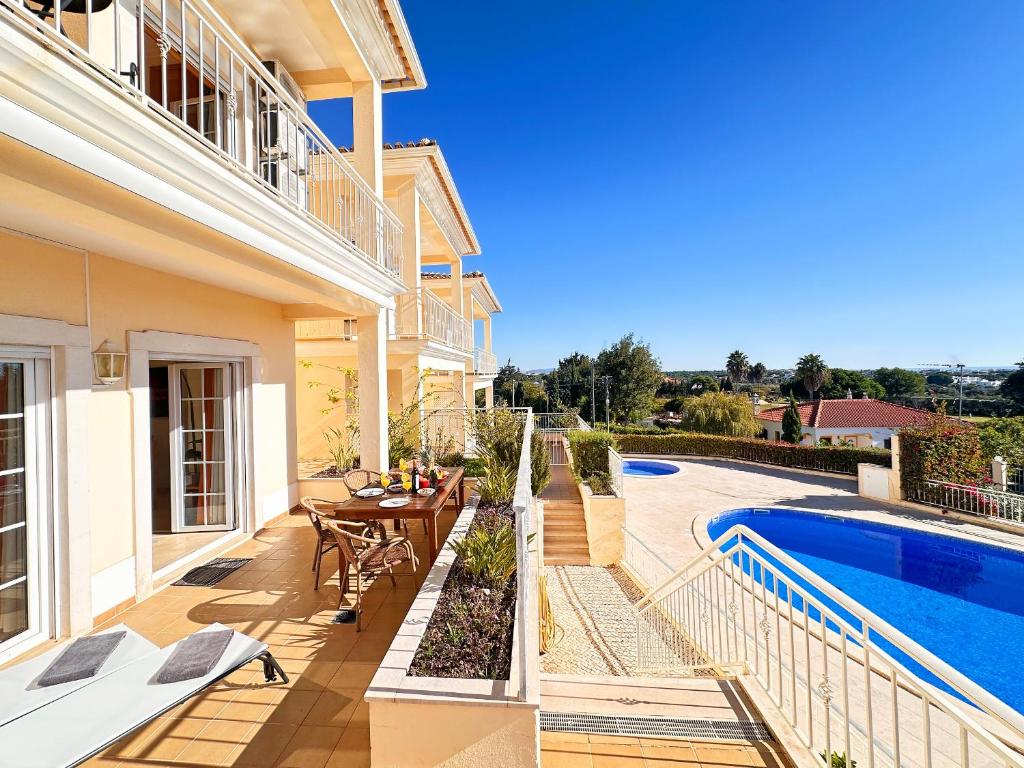 una villa con piscina e una casa di Balaia Poolside House with Sea View by BeCherish a Branqueira