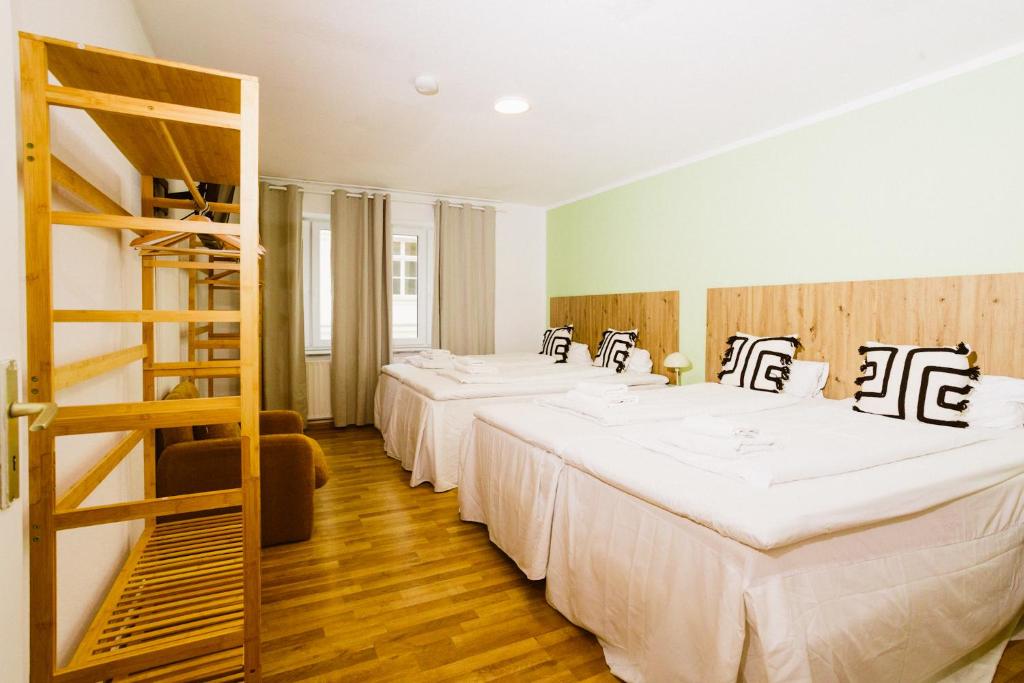 En eller flere senge i et værelse på Stadtpark Apartments by stay awesome