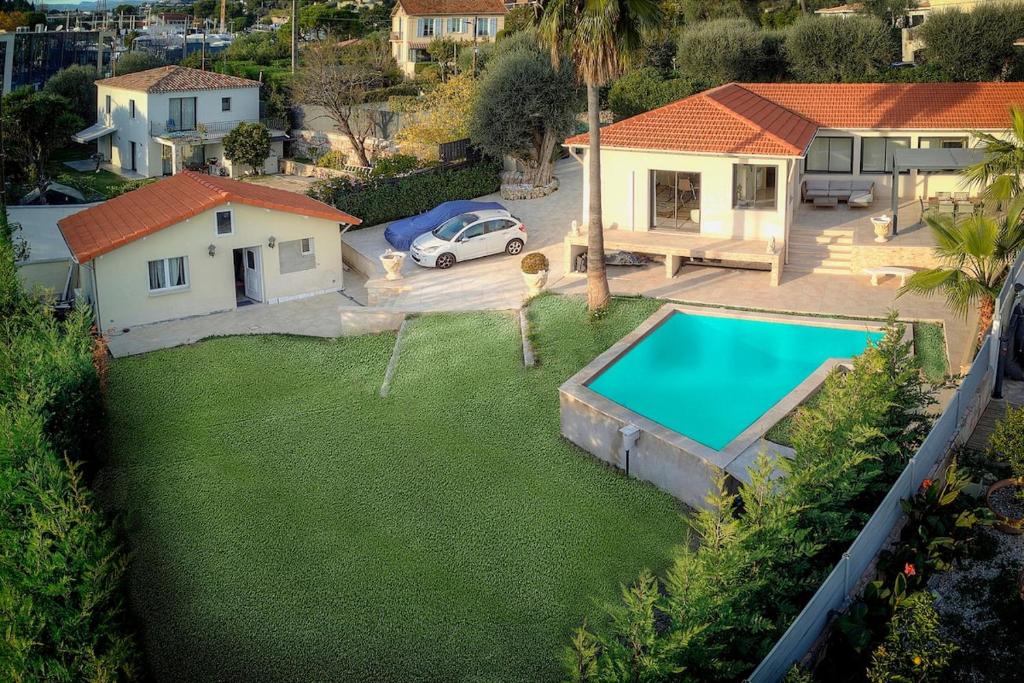 an aerial view of a house with a swimming pool at FRGK Villa Contemporaine Studio Indépendant Piscine, Calme Vue Dégagée in Le Cannet