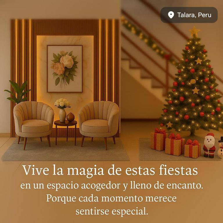Un árbol de Navidad en una sala de estar con dos sillas y un árbol de Navidad. en Deluxe Hotel Talara! cerca aeropuerto, plaza vea, plaza de armas, centros de negocios y turismo, en Talara