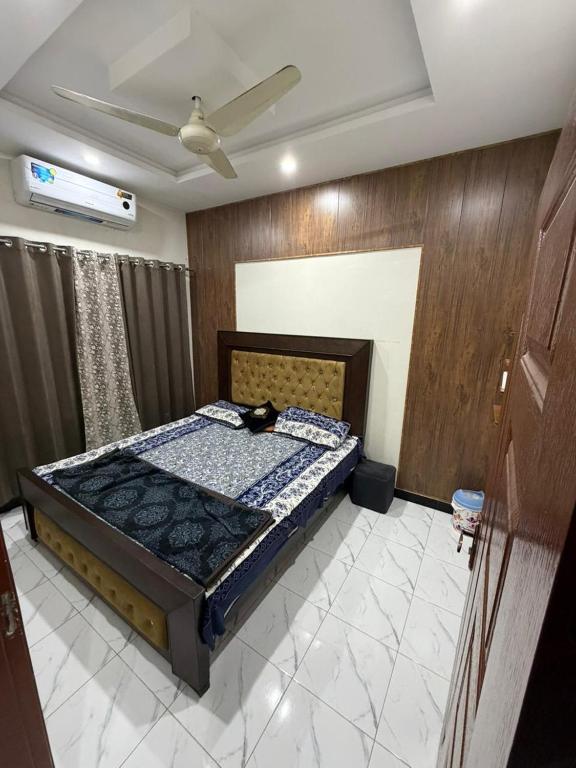 een slaapkamer met een bed in een kamer bij kohistan Enclave wah cantt 