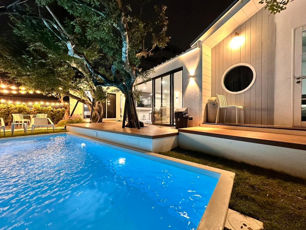 Swimmingpoolen hos eller tæt på The Lodge Bangkok Poolvilla 2