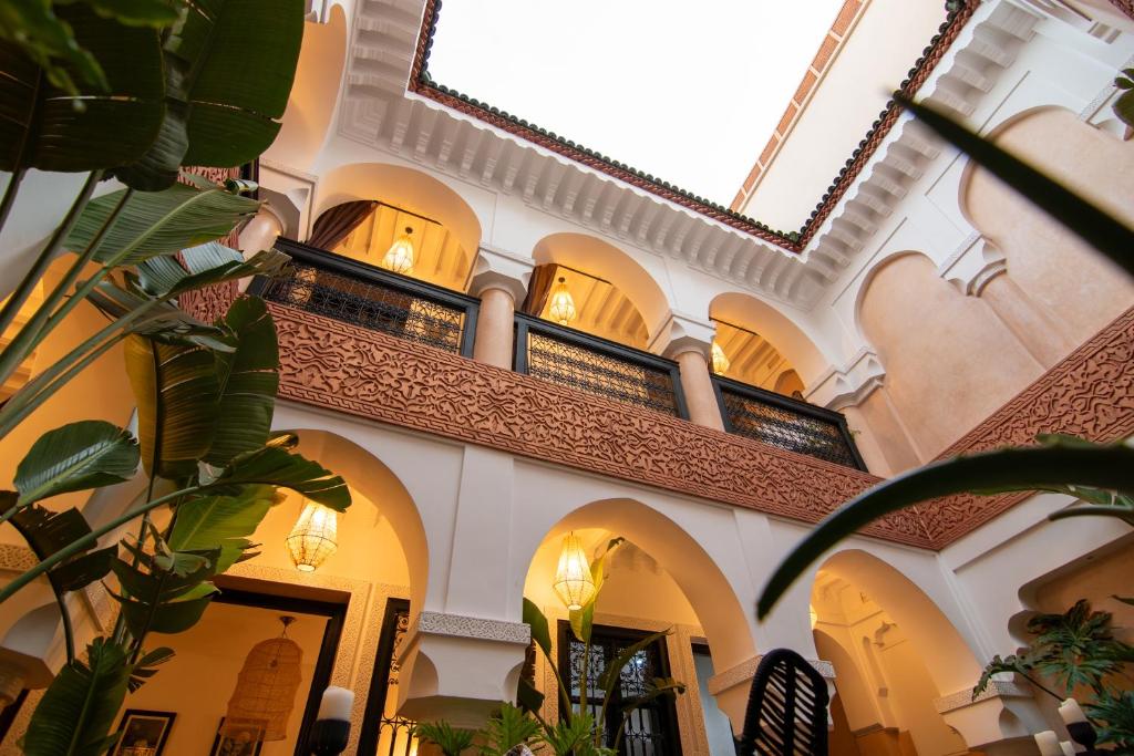 un edificio con balcones y un espejo en Riad Bloom, en Oulad Akkou