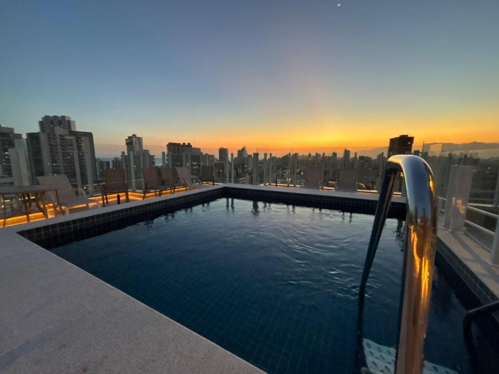 Praia Grande Boqueirão في برايا جراندي: مسبح فوق مبنى على أفق المدينة