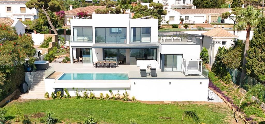 Villa MAKI, sea views heated pool and jacuzzi RDR411