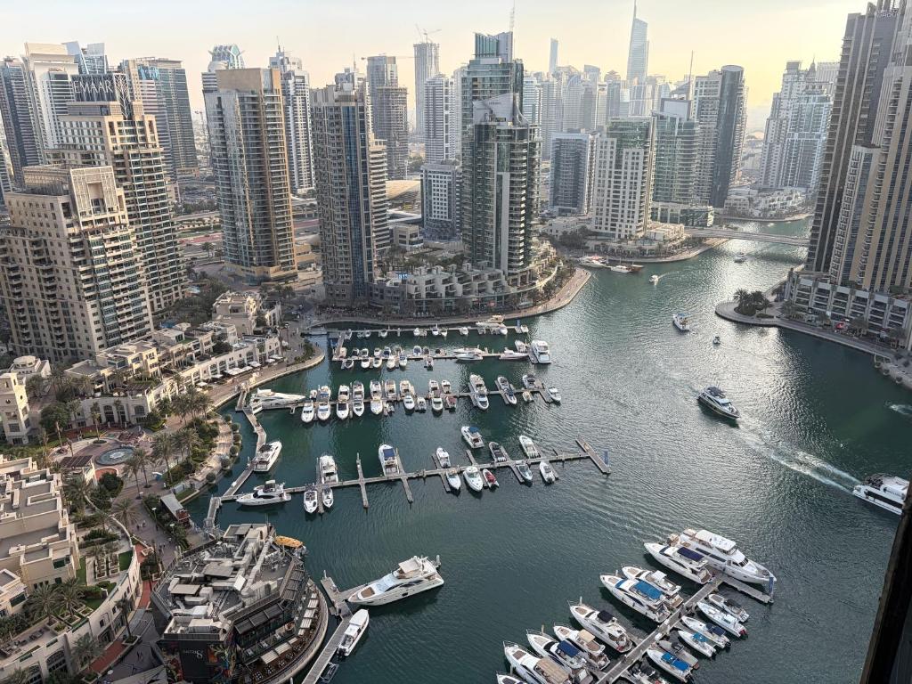 eine Gruppe von Booten, die in einem Hafen in einer Stadt angedockt sind in der Unterkunft Marina Gate, Full Marina View, Excellent Location in Dubai Marina