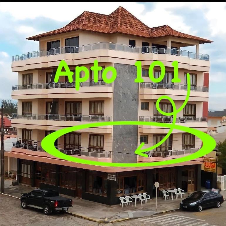 Apto 101 Edifício Manoel Teixeira في أرويو دو سيلفا: مبنى مكتوب عليه كلمة أبوبتو