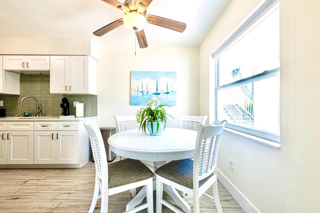 Кухня или мини-кухня в 2bd 1ba Sunset 1 3Min to BeachPool
