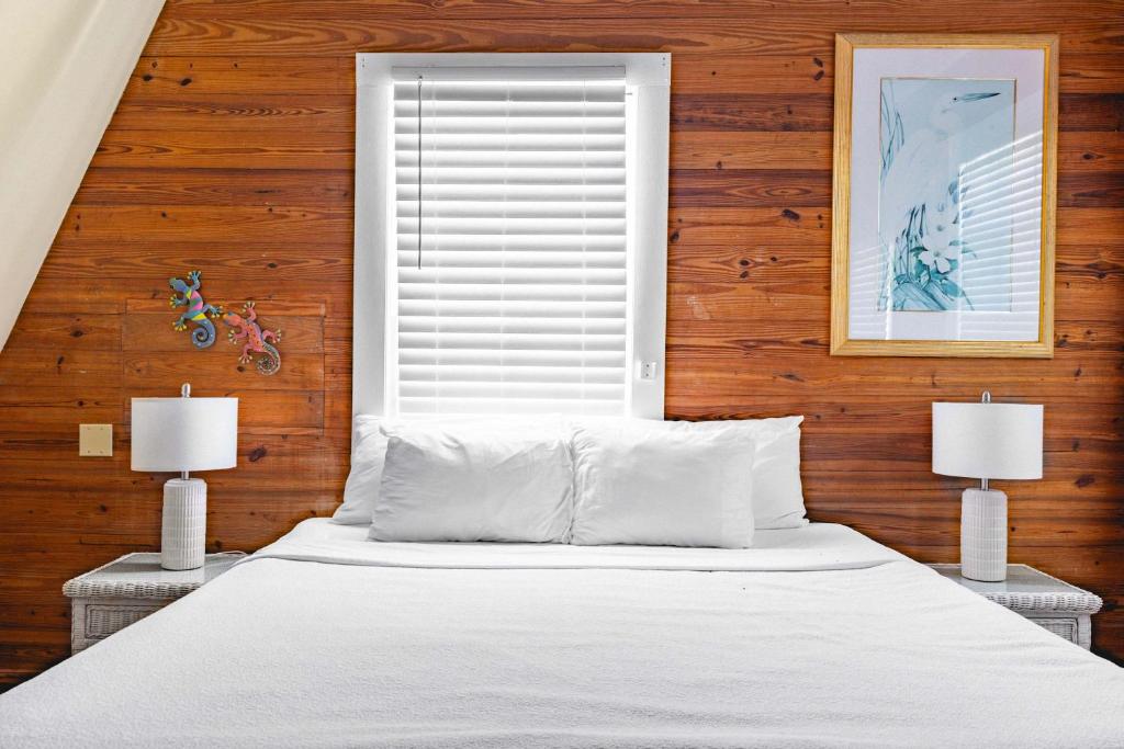 Postel nebo postele na pokoji v ubytování Curry House- 3rd Floor, King Bed, & Balcony Room 8