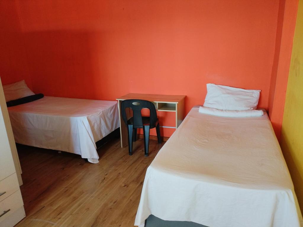 Ένα ή περισσότερα κρεβάτια σε δωμάτιο στο Station Home