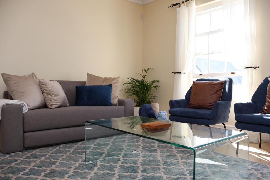 Et opholdsområde på Paradyskloof Spacious Apartment