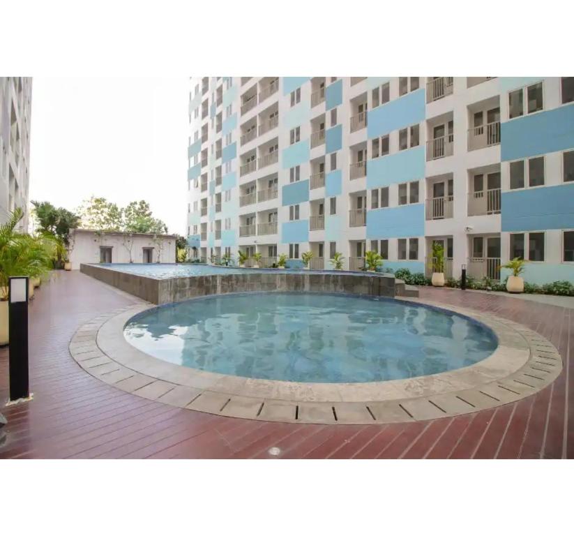 Πισίνα στο ή κοντά στο OYO Life 93139 Apartemen Grand Sentraland By Evi