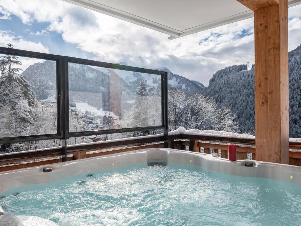 bañera de hidromasaje con vistas a las montañas en L'O Rouge - Apt A102 - BO Immobilier- Châtel- Reduced prices on ski passes Châtel & Portes du Soleil, en Châtel