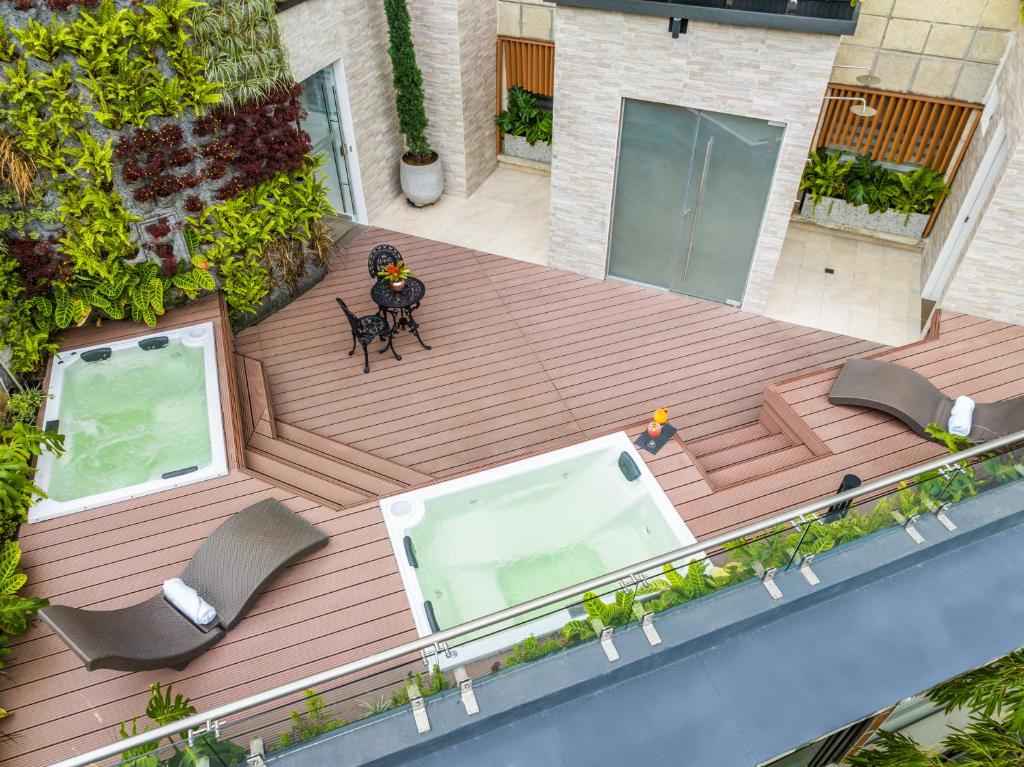 Una vista aérea de una terraza con piscina en una casa. en GHL Hotel Portón Medellín, en Medellín