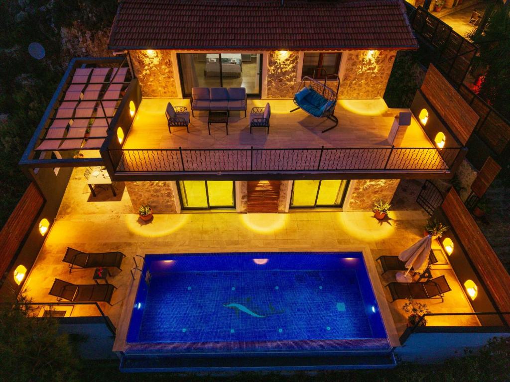 an overhead view of a swimming pool at night at Villa Elvin in İslâmlar