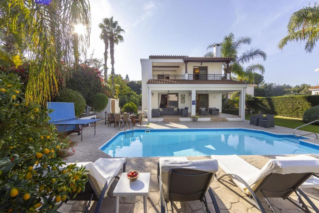 een villa met een zwembad en een huis bij Relax Villa in Lachi