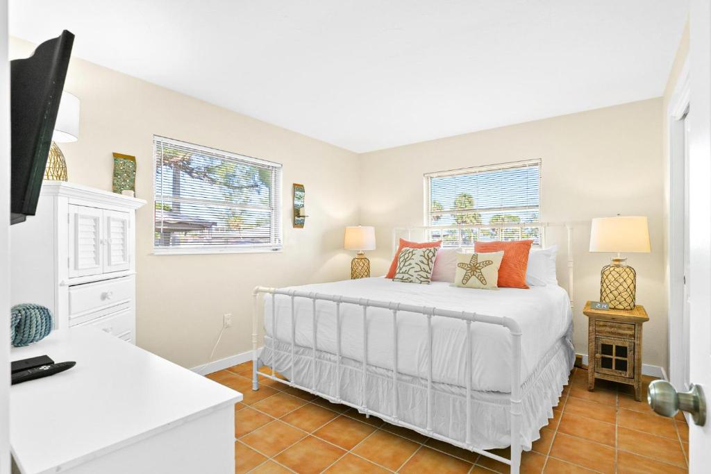 una camera con un letto bianco e due finestre di Sun Baker III East a Anna Maria Island