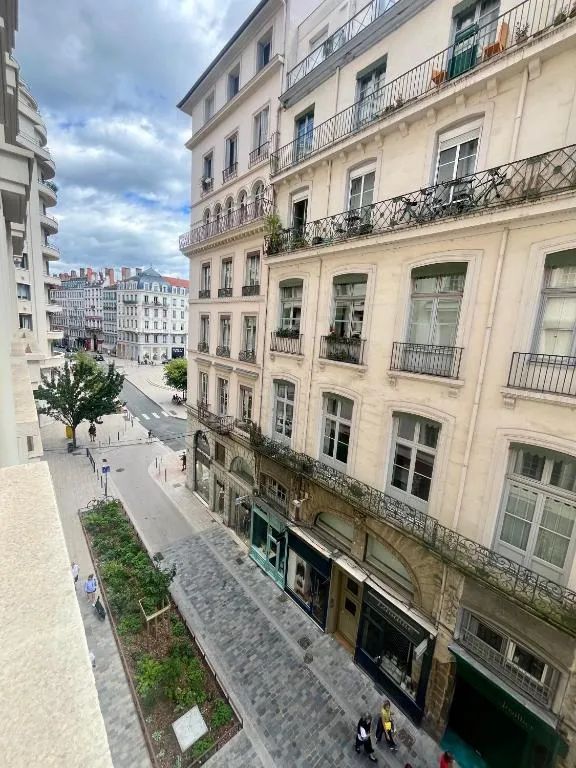 HYPER CENTRE 4 RUE EMILE ZOLA BELLECOUR JACOBINS CELESTINS Wifi ASCENSEUR