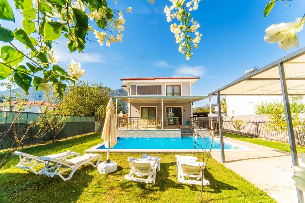 una villa con piscina e una casa di Villa Serafina a Mergenli