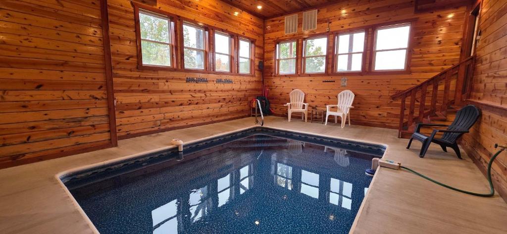 Luxe Cabin Sleeps 14 Indoor Pool Hot Tub Games（Greystone Heights）：（最新料金 ...