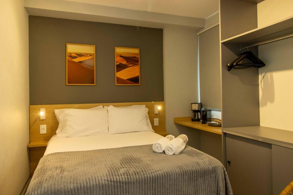 um quarto com uma cama com duas toalhas em Studio Novo perto do Allianz Parque em São Paulo