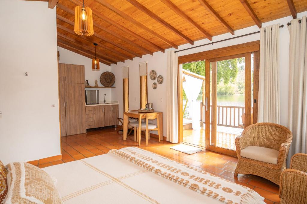 El PeñolにあるCasa Eve Clubのリビングルーム(パティオに面したドア付)