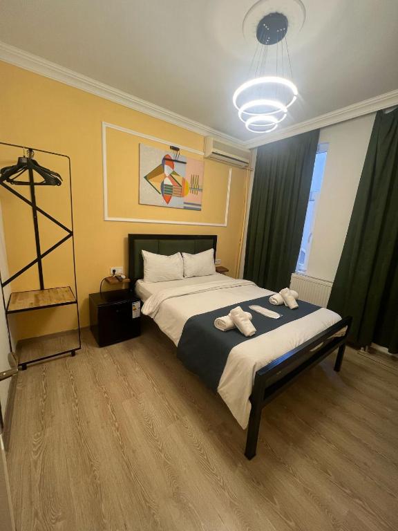 um quarto com uma cama grande em um quarto em Wostue boutique hotel em Istambul